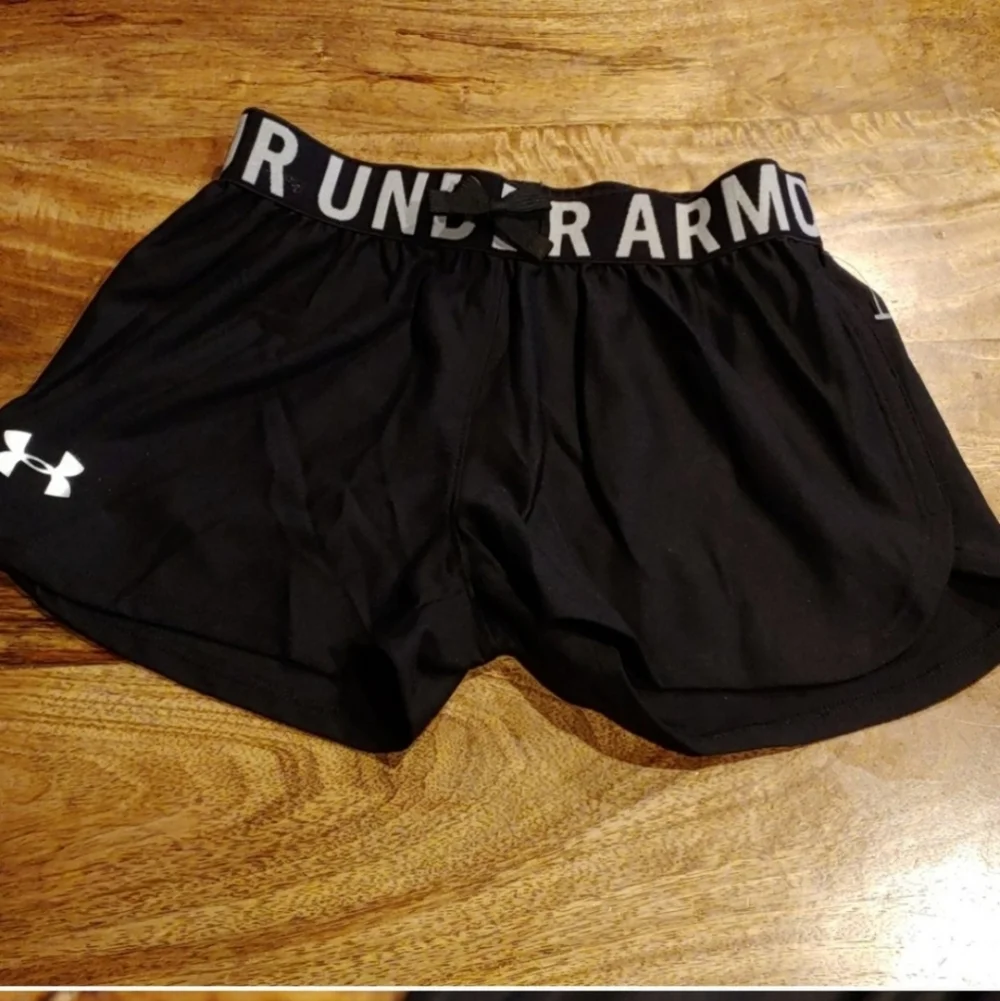 NWOT Under Armour Shorts Size Small